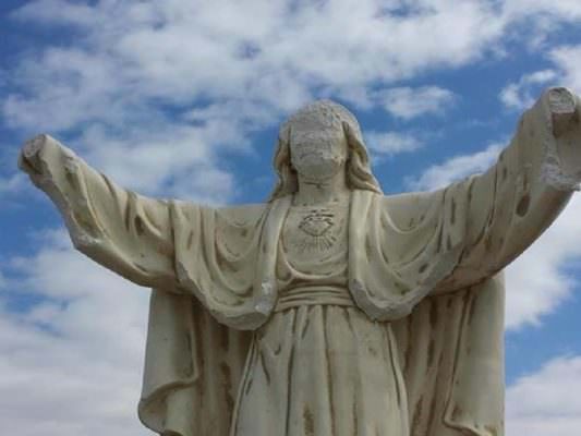 Raid vandalico contro statua di Cristo: mani mozzate, volto sfigurato e lattine di birra ovunque