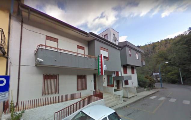 Ruba un martello e danneggia sei auto, carabinieri fermano un uomo: arrestato 53enne