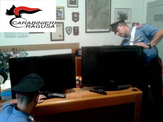 Fanno visita a una vicina di casa appena morta e rubano i televisori: denunciate quattro persone