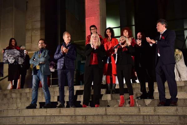 Tra Piazza Verga e via Umberto grande partecipazione per “Rosso la sera. No al femminicidio”