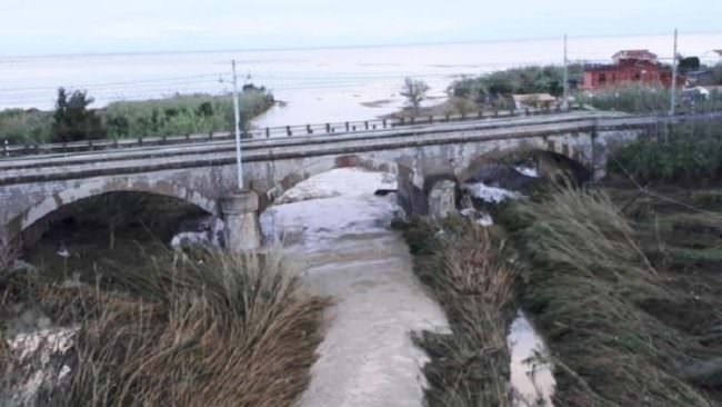 Strada di campagna fatale, l’acqua li sorprende e li uccide: le due vittime dell’Agrigentino sono due 50enni