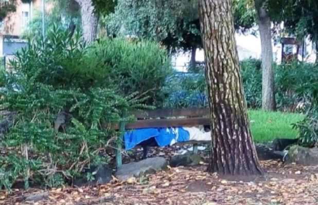 Barboni e degrado nel quartiere Borgo-Sanzio di Catania. Comitato Cittadino Vulcania: “Urina e puzza ovunque!”