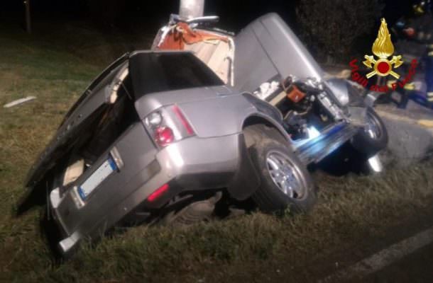 Fuggono da un posto di blocco ma si schiantano contro un palo: morti due giovani