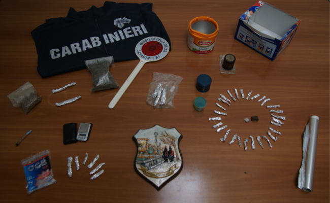 Caccia al “tesoro” in un’abitazione del Catanese: 31enne con marijuana e hashish in casa. Arrestato