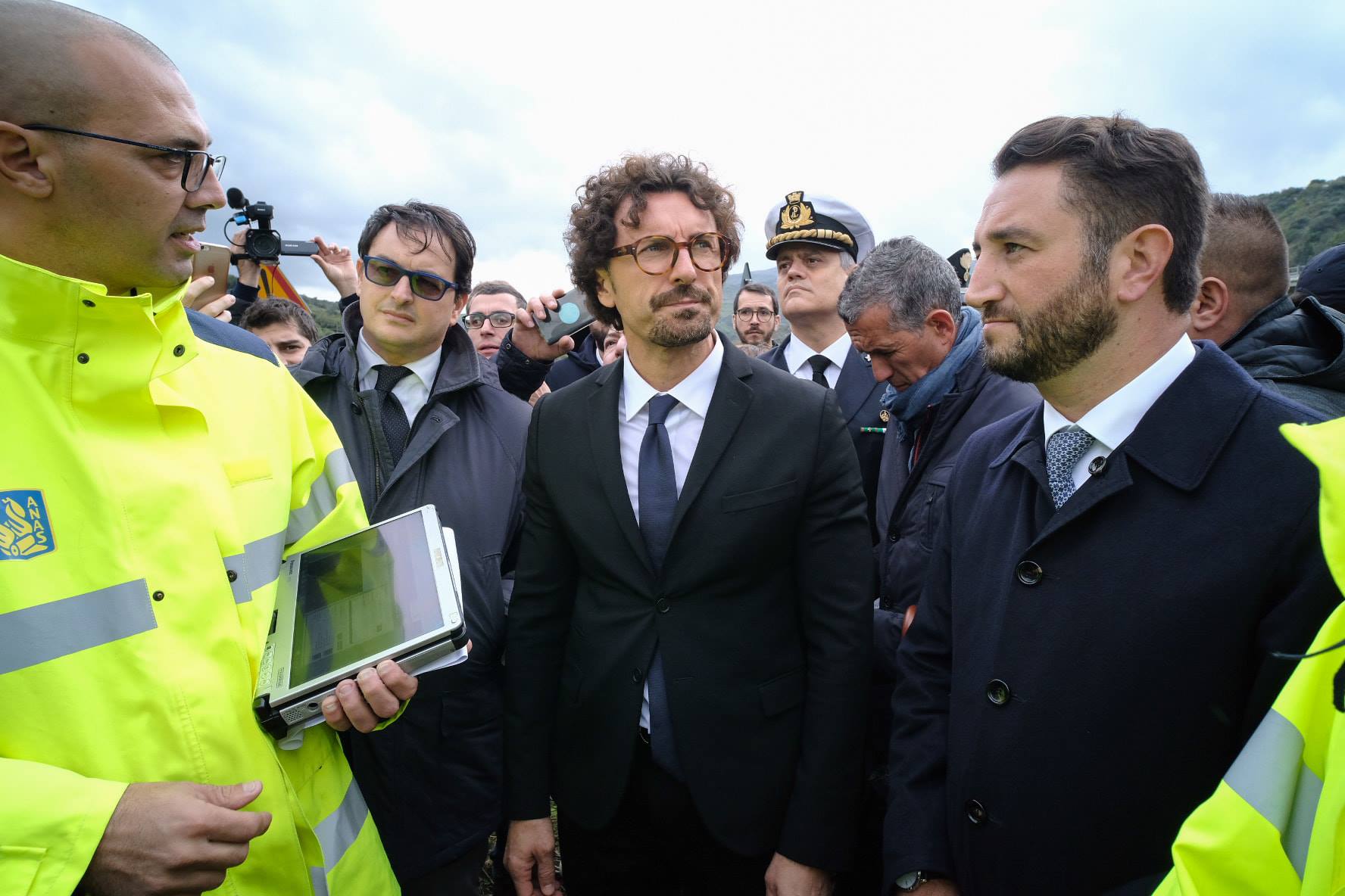 Toninelli in Sicilia, sopralluoghi ai “casi limite” delle strade: “Questa Isola è stata dimenticata” Toninelli in Sicilia, sopralluoghi ai “casi limite” delle strade: “Questa Isola è stata dimenticata”