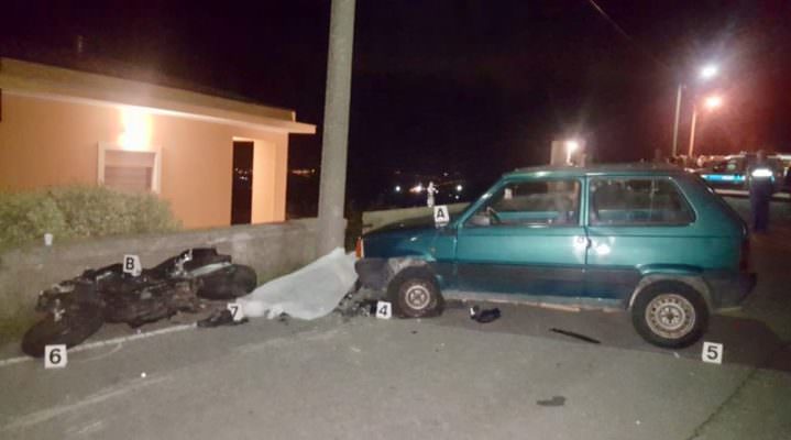Scontro moto-auto nei pressi di una curva: uomo di 41 anni muore sul colpo
