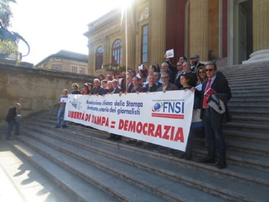 Attacchi ai giornalisti, a Palermo i cronisti scendono in piazza. Musumeci: “Libertà di stampa diritto irrinunciabile”