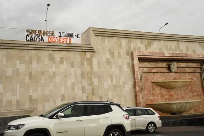 Catania in dissesto, striscione alla fontana del Tondo Gioeni: “Svendesi 1 milione di euro causa dissesto”