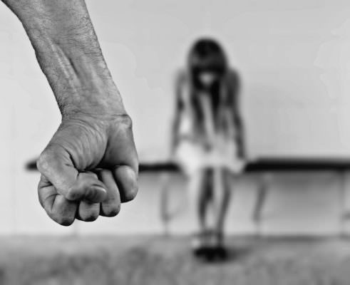 “Mi insultò pesantemente e mise le mani addosso”, il dramma di Maria nella giornata contro violenza sulle donne: partner sempre più violenti
