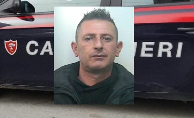 Minaccia e picchia la propria moglie davanti ai figli minori: arrestato pregiudicato