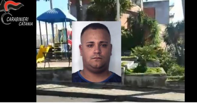 Misterbianco, spaccia davanti ai bambini nel parco giochi: droga nascosta in un foro – VIDEO