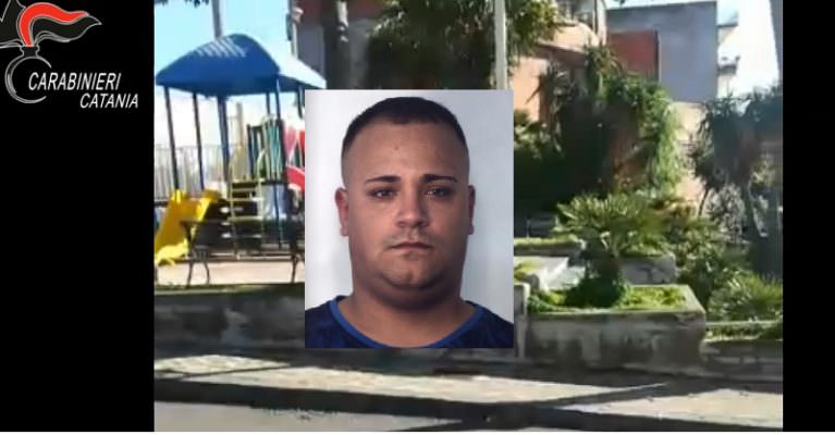 Misterbianco, spaccia davanti ai bambini nel parco giochi: droga nascosta in un foro – VIDEO