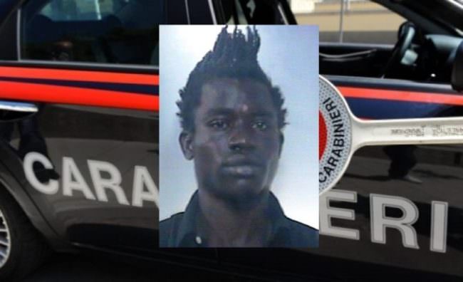 Scappa dai domiciliari e si piazza davanti a supermercato pretendendo denaro dai clienti: arrestato 19enne