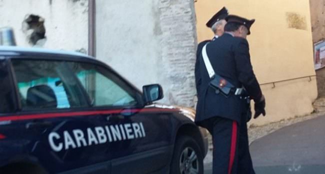 Rapina in pieno centro, strattona un’anziana e ruba 50 euro: è caccia al ladro