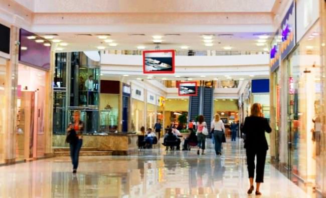 Furti nei centri commerciali, scoperta la “tecnica” di una ladra seriale: arrestata Arianna La Cognata