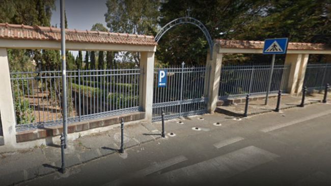 Sfonda ringhiera del cimitero ad altissima velocità, incidente nel Catanese: “Cerchiamo testimoni”