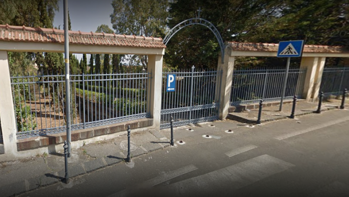 Sfonda ringhiera del cimitero ad altissima velocità, incidente nel Catanese: “Cerchiamo testimoni”