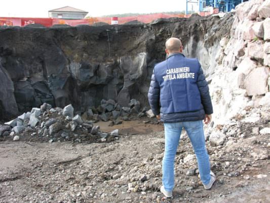 Estrazione abusiva di materiale basaltico: sequestrata cava nel Parco dell’Etna