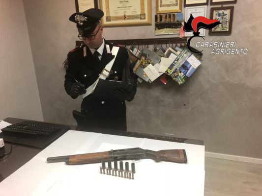 Rumori molesti in appartamento, scoperto fucile tenuto illegalmente