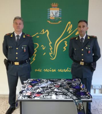 Acireale, vendevano gadget contraffatti al concerto di Claudio Baglioni: denunciate 4 persone