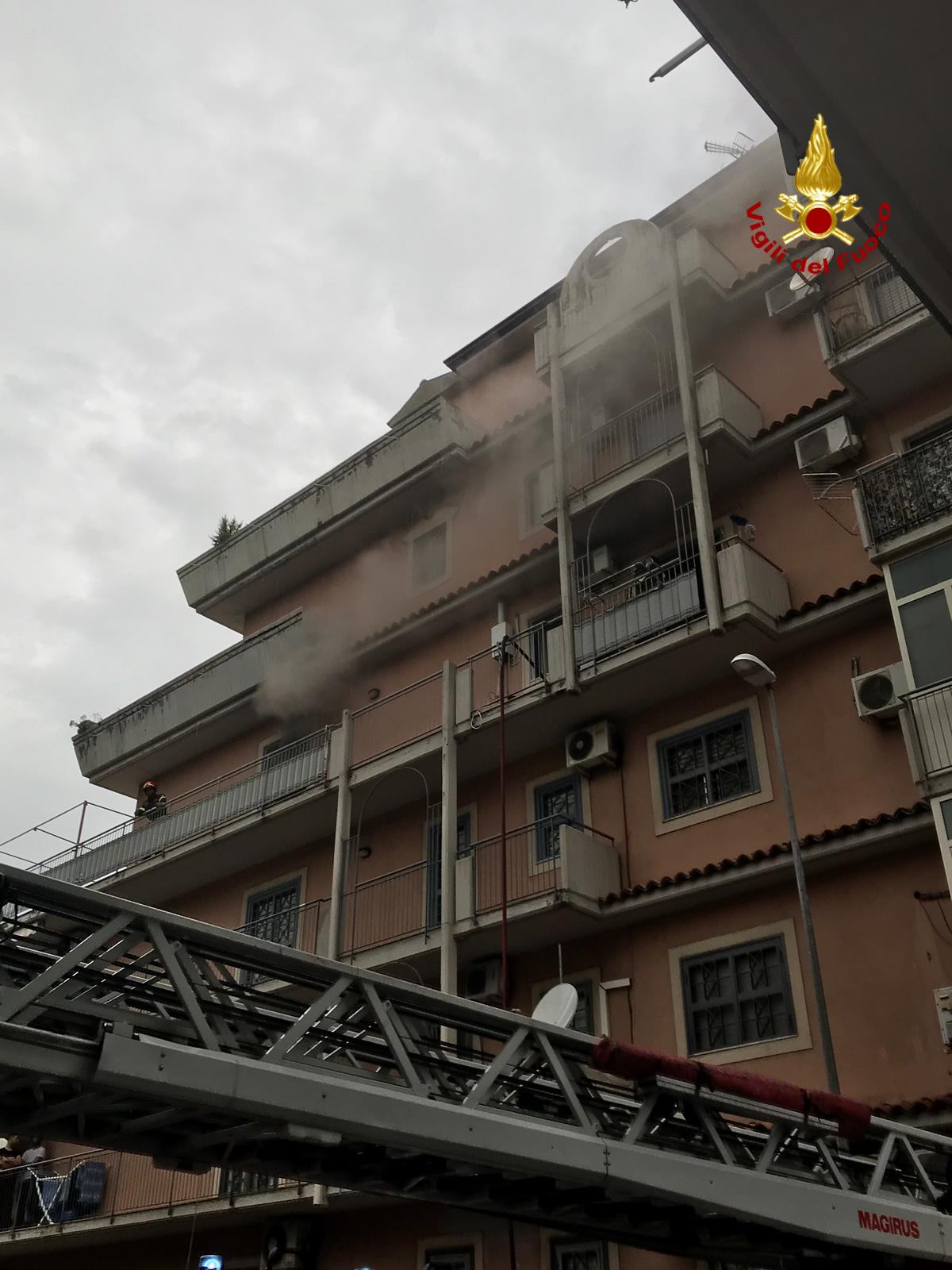 Catania, incendio al quarto piano di un’abitazione: proprietaria colta da malore – FOTO