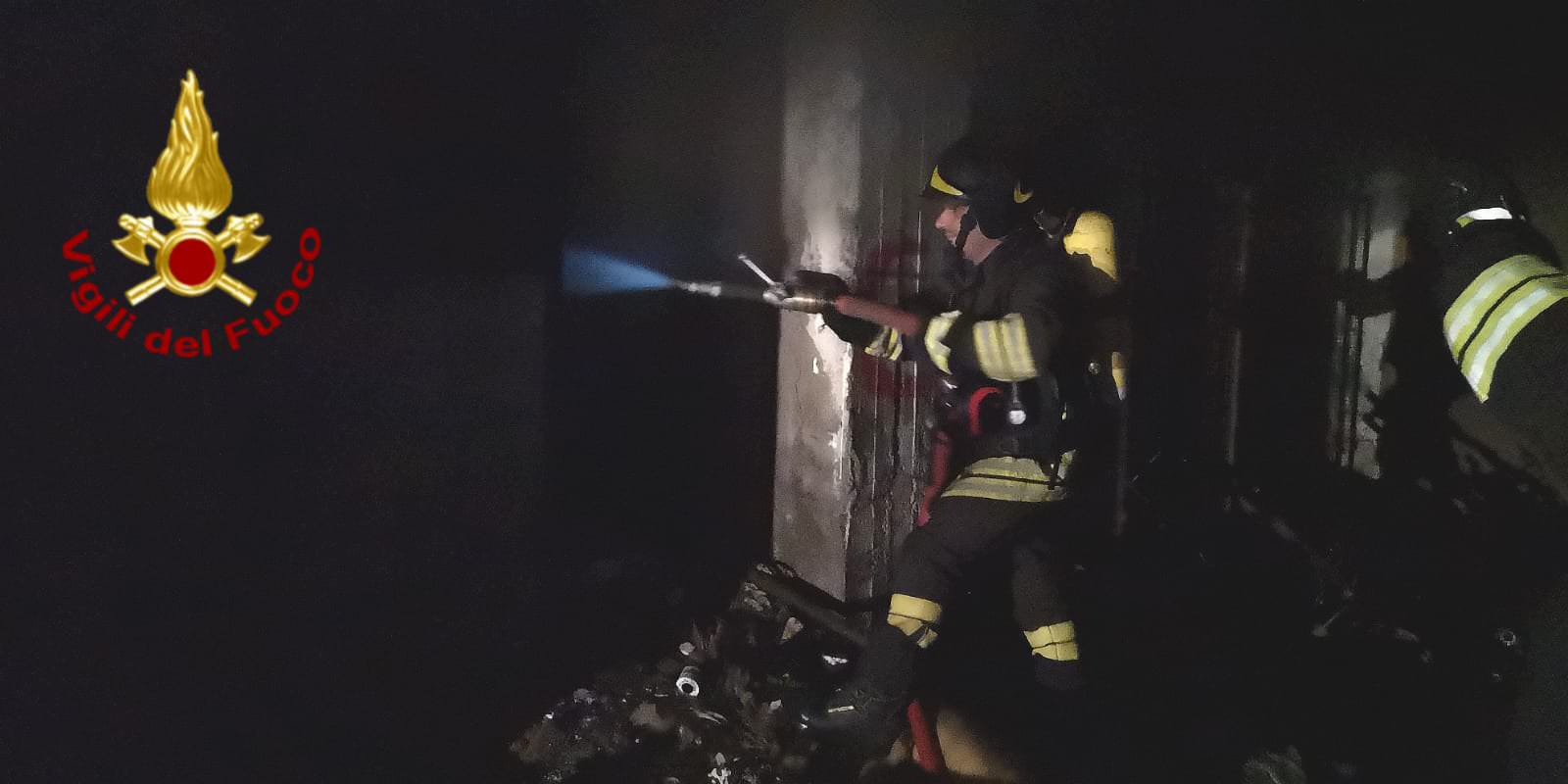 Catania, garage in fiamme in viale Nitta: evacuata palazzina – FOTO e VIDEO
