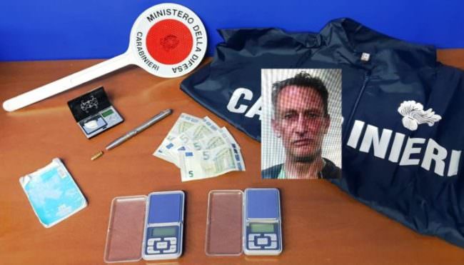 Vendeva droga davanti a una clinica di Gravina, blitz dei carabinieri contro pusher: arrestato 51enne