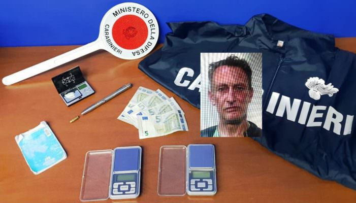 Vendeva droga davanti a una clinica di Gravina, blitz dei carabinieri contro pusher: arrestato 51enne