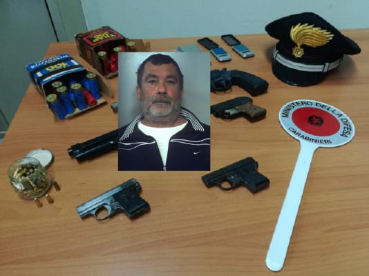 Blitz dei carabinieri al viale Moncada: in manette 53enne con droga e armi in casa