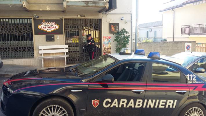 Entra in un bar con la sigaretta accesa, titolare lo rimprovera: 28enne gli spara contro e fugge