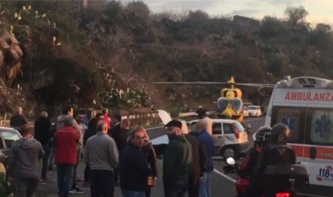 Incidente sulla SS 284: 4 feriti, uno trasportato in elisoccorso al Cannizzaro – VIDEO