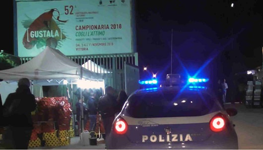 Vittoria, aggredisce poliziotti con calci e pugni: arrestato parcheggiatore abusivo – VIDEO