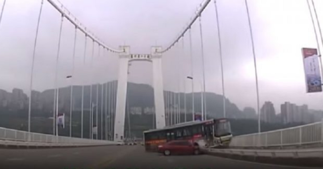 Rissa tra autista del bus e passeggero, perde il controllo e sfonda il guardrail: 13 vittime, il VIDEO choc
