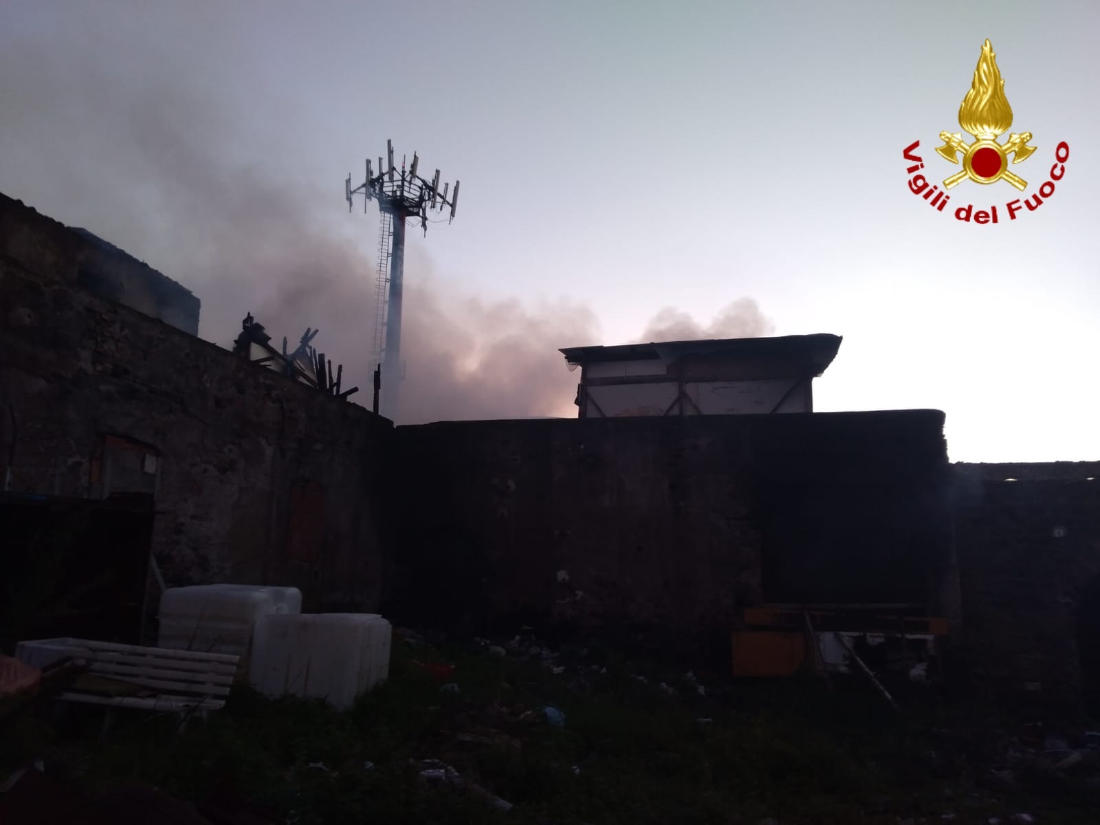 Incendio a San Cristoforo: rifiuti e materiale vario in fiamme in un capannone abbandonato – FOTO e VIDEO