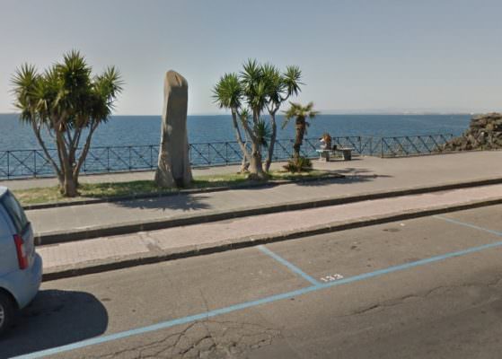 Aci Castello, cedimento in vista: restringimento della carreggiata. Come cambia la viabilità
