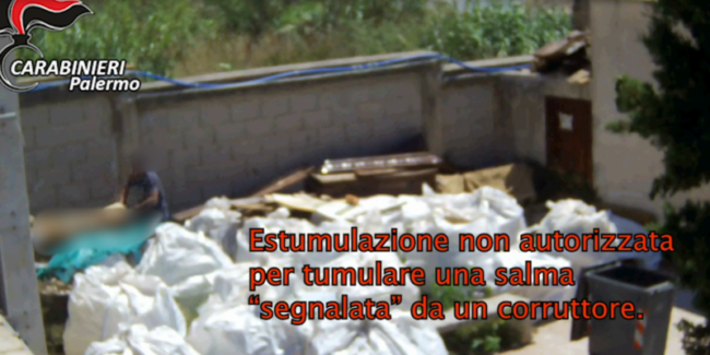 Corruzione e vilipendio di cadavere al cimitero: indagate 10 persone. VIDEO choc