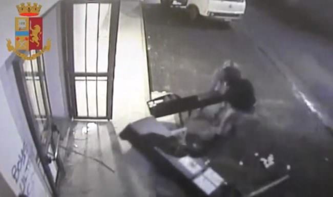 Furti nelle aziende agricole, in azione anche figlio minorenne: “Dobbiamo lavorare per mangiare” – VIDEO