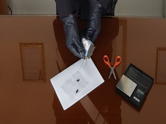 Hashish nel push up, droga e materiale per taglio e confezionamento in casa: coppia di spacciatori 26enni in arresto
