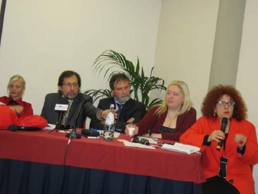 Tra testimonianze e riflessioni presentato l’evento “Rosso la sera” per dire No al femminicidio