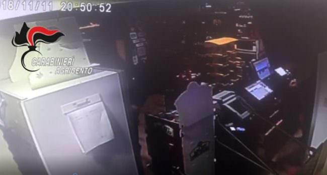 Armato di coltello e incappucciato rapina tabaccheria del centro: era ai domiciliari – VIDEO
