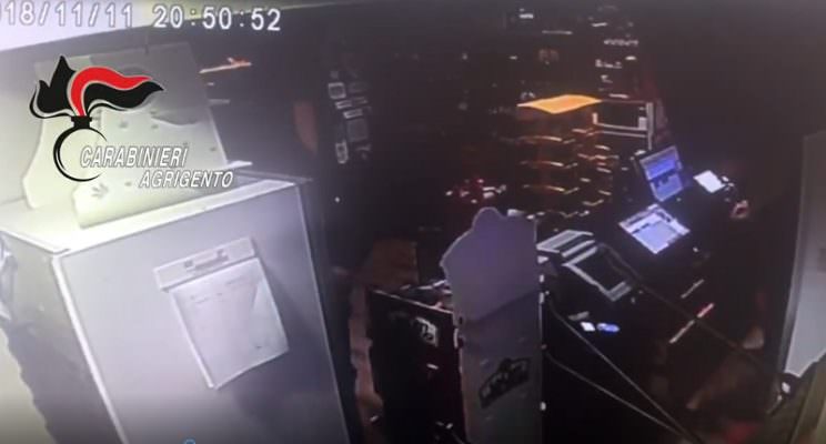Armato di coltello e incappucciato rapina tabaccheria del centro: era ai domiciliari – VIDEO