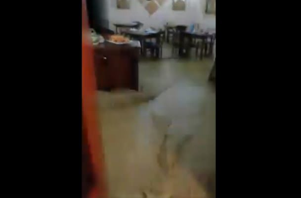 Il terrore nella notte a causa del maltempo: il VIDEO della fuga dal ristorante