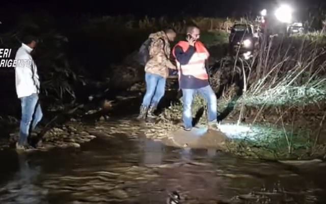 Maltempo killer, dopo i morti salvato un uomo quasi spacciato nel fango: il lamento e le grida – VIDEO