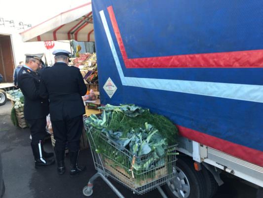 Vendono frutta e ortaggi senza autorizzazione: oltre 1.200 chili di prodotti sequestrati