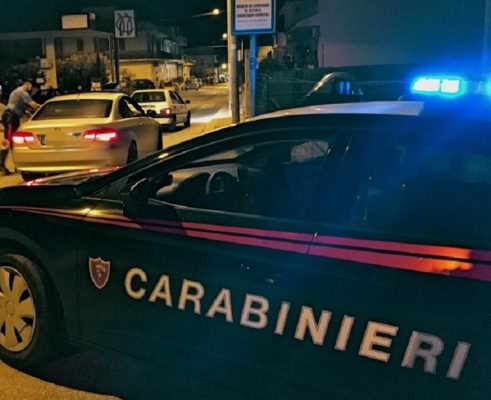 Non si ferma all’alt e sbatte in scooter contro saracinesca: 16enne inveisce contro i carabinieri, denunciato insieme con i genitori