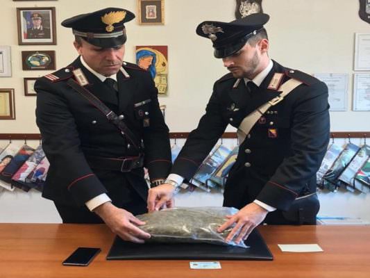 Blitz in casa dei carabinieri, trovato in possesso di oltre mezzo chilo di droga: 47enne in manette