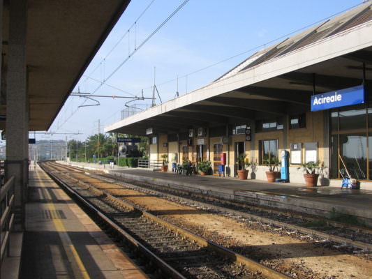 Aggressione alla stazione di Acireale, feriti anche due poliziotti