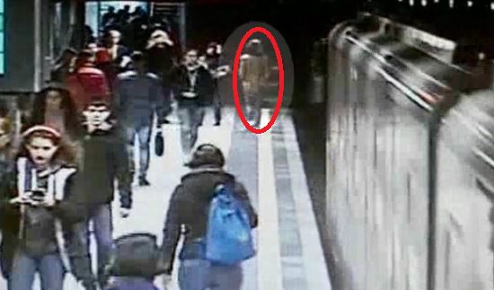 Paura in metro, donna tenta suicidio sui binari: diversi feriti, anche bambini