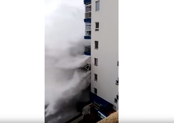 Maltempo, onda da paura butta giù balconi di una palazzina: evacuati i residenti – VIDEO