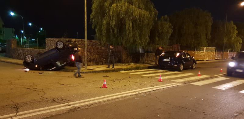 Grave incidente nel Catanese dopo inversione a U: auto si ribalta